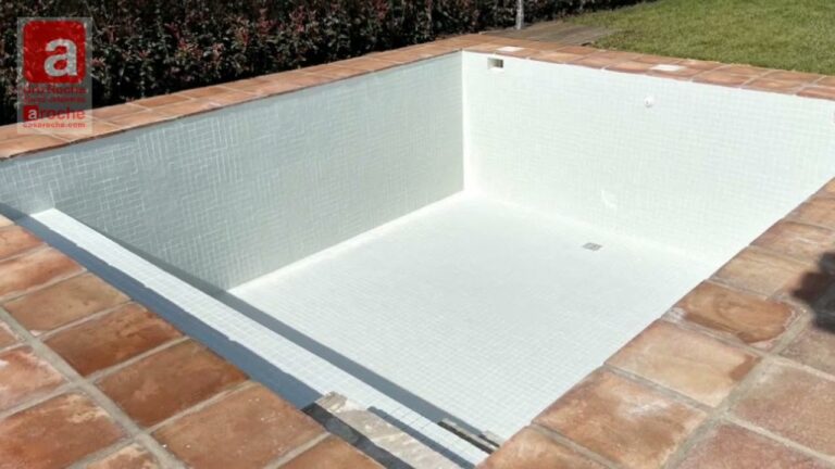 Balcones y Terrazas: El Complemento Ideal para Piscinas Pequeñas